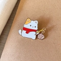 Broche chat blanc kawaii en émail avec écharpe rouge et pendentif pelote rose - Chat avec pelote de laine