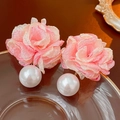 Dettaglio di orecchini a rosa in tessuto rosa con perla appesa su vassoio - Stile rosa in tessuto / Perno per orecchini in argento - Rosa
