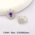 Ciondolo a croce cuore in smalto viola con bordo in pizzo per gioielli fai da te - Argento/Viola