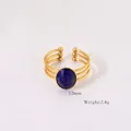 Detailansicht eines 12mm blauen Natursteins auf einem goldfarbenen Edelstahlring - Lapislazuli Oval