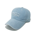 Dettaglio ravvicinato del cappello in denim con ricamo 1987 ed eleganti bordi consumati - M(56-58cm) / Celeste