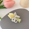 Pinza para el pelo de tulipán amarillo con lazo de perlas blancas y base verde - Pinza de pelo de tulipán amarillo