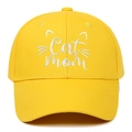 Dettaglio cappello da baseball giallo in cotone con ricamo bianco Cat Mom e orecchie - Regolabile / Giallo