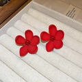 Minimalistische rote Ohrstecker in Blütenform mit mattem Finish im Schmuckkästchen - Rote Blume (925 Silbernadel)