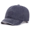 Dettaglio del cappellino vintage in denim lavato con logo quadrato ricamato e visiera corta - Blu navy