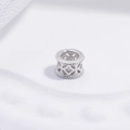 Makroaufnahme einer silbernen hohlen Radperle mit Vintage-Muster für Schmuckherstellung - Weißgold 3mm Klein