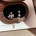 Dettaglio orecchini a cavallo dorati asimmetrici con perle e zirconi incastonati - Stile Cavallo a Dondolo Asimmetrico / Oro (Perno in Argento S925)