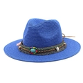 Detail van blauwe strohoed met etnische kralen, turquoise stenen en grijze veren - Blauw