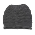 Detalle de gorro de punto gris oscuro con textura de ondas y borde enrollado para invierno - M (56-58cm) / Gris