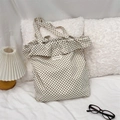 Polka-Dot-Canvas-Einkaufstasche mit Rüschenkanten in gemütlicher Schlafzimmer-Umgebung - Beige