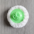 Piumino per neonati con bordo in peluche bianco e manico a fiocco verde su legno - Piumino da cipria singolo / Manico verde