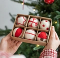 Set de 6 bolas de Navidad de fieltro de lana hechas a mano con bordados rojos en caja - Blanco con Bordado Rojo (Estilo B) / 6 Piezas/Juego