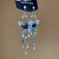 Detailweergave van zilveren vlinderoorbellen met blauwe kristallen en fonkelende kwastjes - Zilver Blauwe Vlinder (S925 Zilveren Pin)