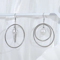 Pendientes geométricos de doble aro plateado con una perla blanca central - Colgante de Aro de Perlas 16mm Acero