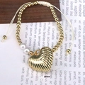 Makro-Detail des handgewebten Armbands mit 25mm Herzanhänger und Metallperlen - Stil 4