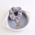 Detalle de coletero de terciopelo gris con colgante de hoja dorada y llavero metálico - Gris