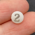 Perla in conchiglia bianca con numero 2 d'argento per la creazione di gioielli DIY - Numero 2 / Bianco