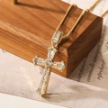 18K vergoldete Kreuzanhänger Halskette mit Zirkonia Kristallen auf einem Holzständer - Gold Herz Kreuz