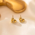 Goldene Herzohrringe mit weißem Zirkonia und Sonnenstrahlstruktur auf Satinhintergrund - 5558 Zirkon Herz Ohrstecker / Gold