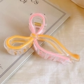 Rosa und gelbe Organza Blumen Haarklammer mit Perlen auf Vintage Buch Hintergrund - Pink-Gelb Kontrast Schleifen-Haarklammer