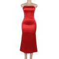 Detailopname van een rode satijnen strapless jurk met glimmende strass-steentjes - S / Rood