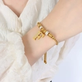 Gouden titanium stalen armband met letter F hanger en zirkonia voor vrouwen - Gouden Armband - Letter F