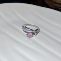 Makroaufnahme Silberring mit pinkem Zirkon Edelstein und seitlichen Diamantakzenten - Überkreuzter Rosa Diamant-Stil (Ring-Silber-Rosa-Gekreuzt)