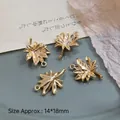 Vista detallada de cuatro colgantes de hoja de arce bañados en oro 14x18mm para joyería DIY - Hoja de Arce (14*18mm)