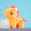 Dettaglio portachiavi unicorno di peluche arancione con ricamo a cuore e anello metallico - 12cm / Arancione