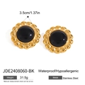 Détail de boucles d'oreilles fleur or avec onyx noir, design 3,5 cm en acier inoxydable - Style fleur en émail noir doré (JDE2408060-BK)