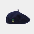 Gros plan du béret en laine bleu marine avec broderie de l'ananas sur le côté - Taille unique / Bleu marine