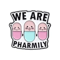 Cartoon-Emaille-Anstecknadel mit Pillen-Motiv und Schriftzug We Are Pharmily in Rosa - Pharmily-Stil (QHXZ2023)