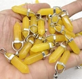 Polierte gelbe hexagonale Kristall-Säulenanhänger mit silbernen Metallösen auf Hand - Nur Anhänger / Topas