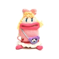 Simpatica borsa bambola all'uncinetto con vestito a righe rosa e ciondolo orsetto - Rosa