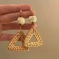 Detail van boheemse driehoekige rotan geweven oorbellen met gouden kogelknopjes - 4# 925 Sterling Zilveren Oorknopje - Koffie - Driehoek Hol Rotan Geweven