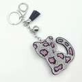 Rosa Leoparden-Katzen-Schlüsselanhänger mit Silber-Strass, Karabiner und schwarzer Quaste - Weiß mit rosa Flecken