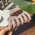 Detalle de pinza de pelo grande color té con leche y muelle metálico dorado para pelo grueso - Gris Piedra