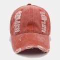 Detailansicht der Vintage-Baseballkappe aus gewaschenem Denim mit Löchern und Fransenrand - Verstellbar / Orange