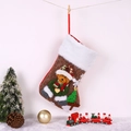 Dettaglio calza di Natale in peluche con orsetto e albero appesa all'albero di Natale - Stile orso / Marrone-Orsetto