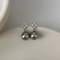 Détail de boucles d'oreilles argentées avec fleurs en zircon et perles gris foncé - 43# Tige d'oreille en argent sterling 925 Perle argentée
