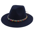 Détail d'un chapeau fedora bleu marine avec ruban décoratif bohème perlé à la main - Bleu marine