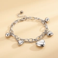 Detalle de una pulsera de acero plateado de doble capa con colgantes de corazón - Color Acero (KB149620-KLX)