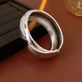 Nahaufnahme eines polierten silbernen Metall-Manschettenarmbands auf Schmuckständer - Silber