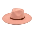 Dettaglio cappello fedora rosa a tesa larga con cintura in pelle marrone e fibbia oro - M (56-58cm) / Rosa Antico