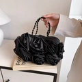 Elegante schwarze Seiden-Abendtasche mit 3D-Satinrosen und Perlen-Tragegriff - Schwarz