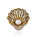 Broche de concha vintage en oro con diamantes de imitación y perla sobre fondo blanco - Dorado (C233-A)