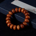 Makroaufnahme von polierten Sandelholzperlen mit natürlicher Maserung in Geschenkbox - Palisander 16mm*18Stk