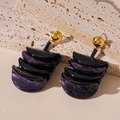 Dettaglio di orecchini retrò in resina con perni dorati e petali viola a strati sovrapposti - Silver Earring Post - Viola