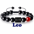 Detalle de pulsera del zodiaco Leo con cuentas de ónice negro y cierre de cordón tejido - Leo