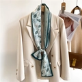 Detail van een zijden sjaal met bloemenprint gestrikt op een blazer voor een zakelijke look - Licht Bonengroen Engels Ontwerp (LJ21-H129)